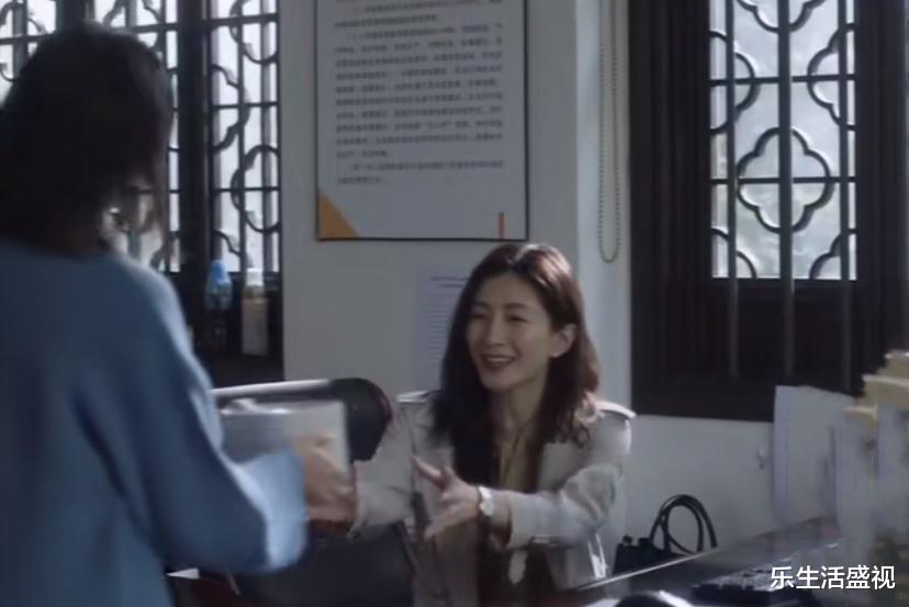 何烈胜|《三十而已》王漫妮在老家第一天上班，发现同事全是亲戚，想逃走