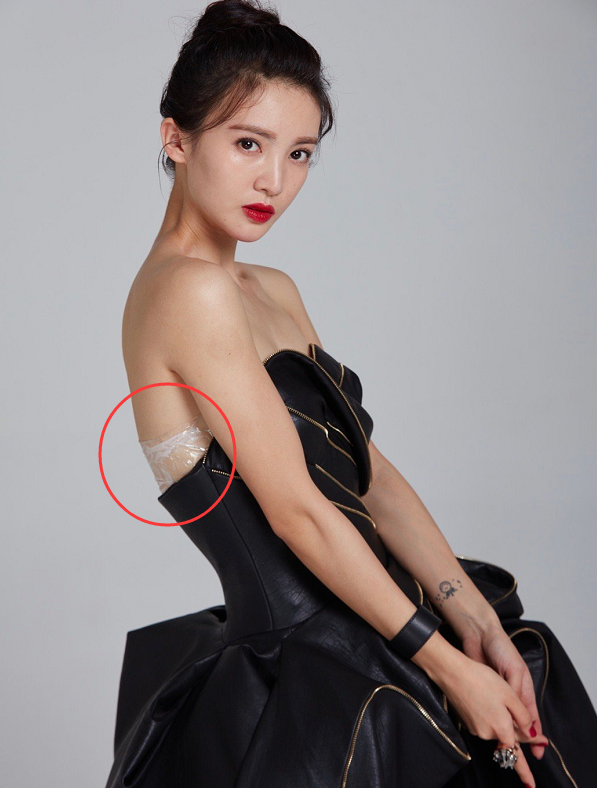 金晨|女明星杂志为啥直拍正面？金晨侧过身，后背贴的一物连摄像都没想到