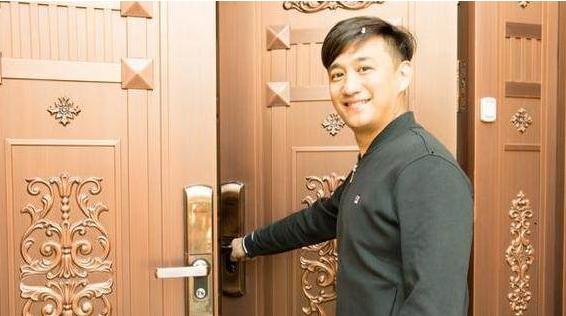 参观黄磊一家人住的房子，大门上都带雕花，进门感觉像皇宫