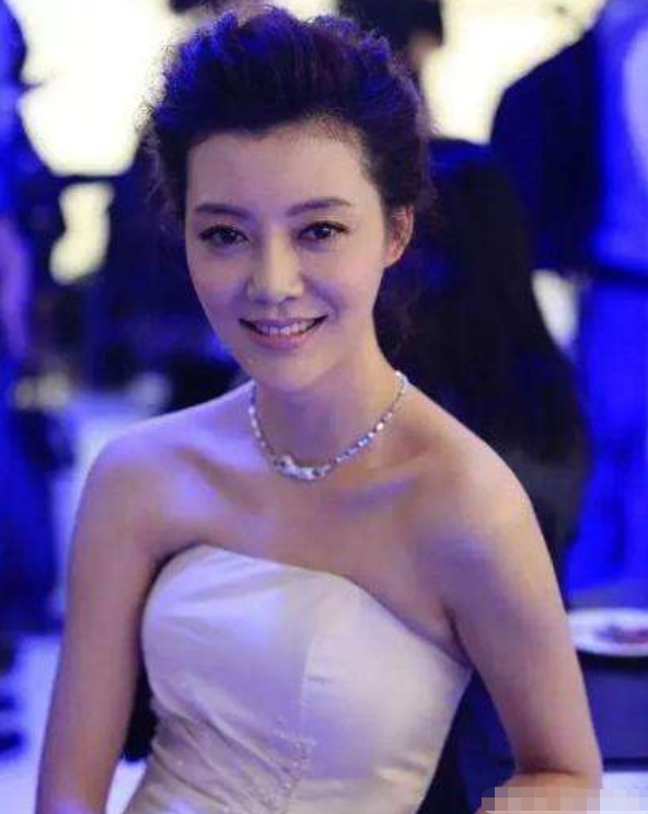 车晓|38岁车晓骨瘦如柴，面容“神似”迈克尔杰克逊，别人想瘦她却想胖