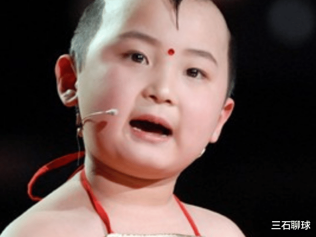 邓鸣贺|凭春晚走红“年画娃娃”邓鸣贺，8岁因过劳去世，如今妹妹现状令人心疼！