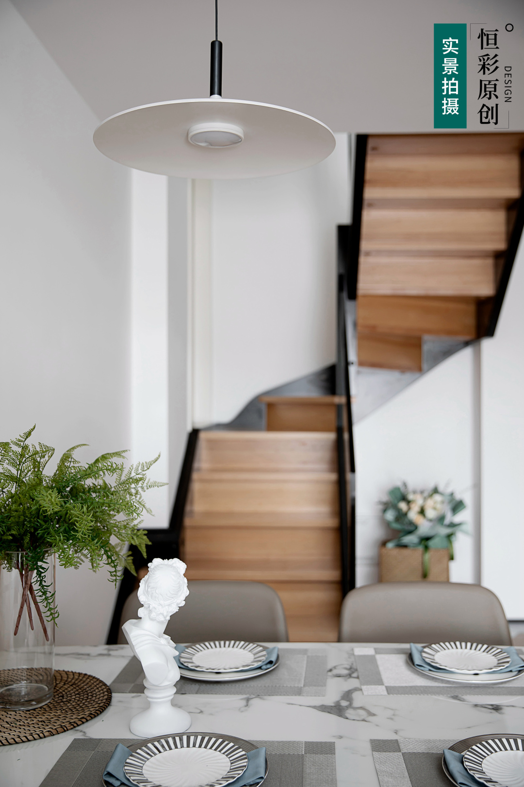 []新作首发 | 180㎡大跃层，两个人一只猫，卫生间可以玩出超级秀场