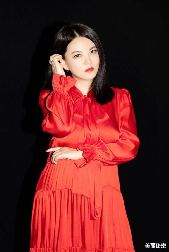 被李湘的“胖身材”驚艷，穿紅色連衣裙雍容華貴，44歲真有料-圖4