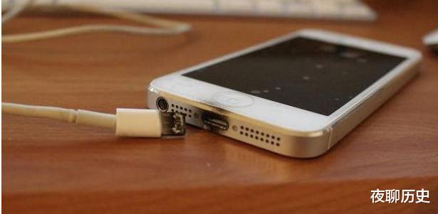 电池|睡觉的时候手机放床头真的有辐射吗？充电一整夜安全吗？长知识了