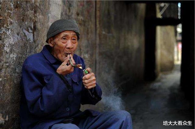 培大大看众生|儿女热情劝导父亲找老伴，结果老父后悔不已：你们算盘打得太精了