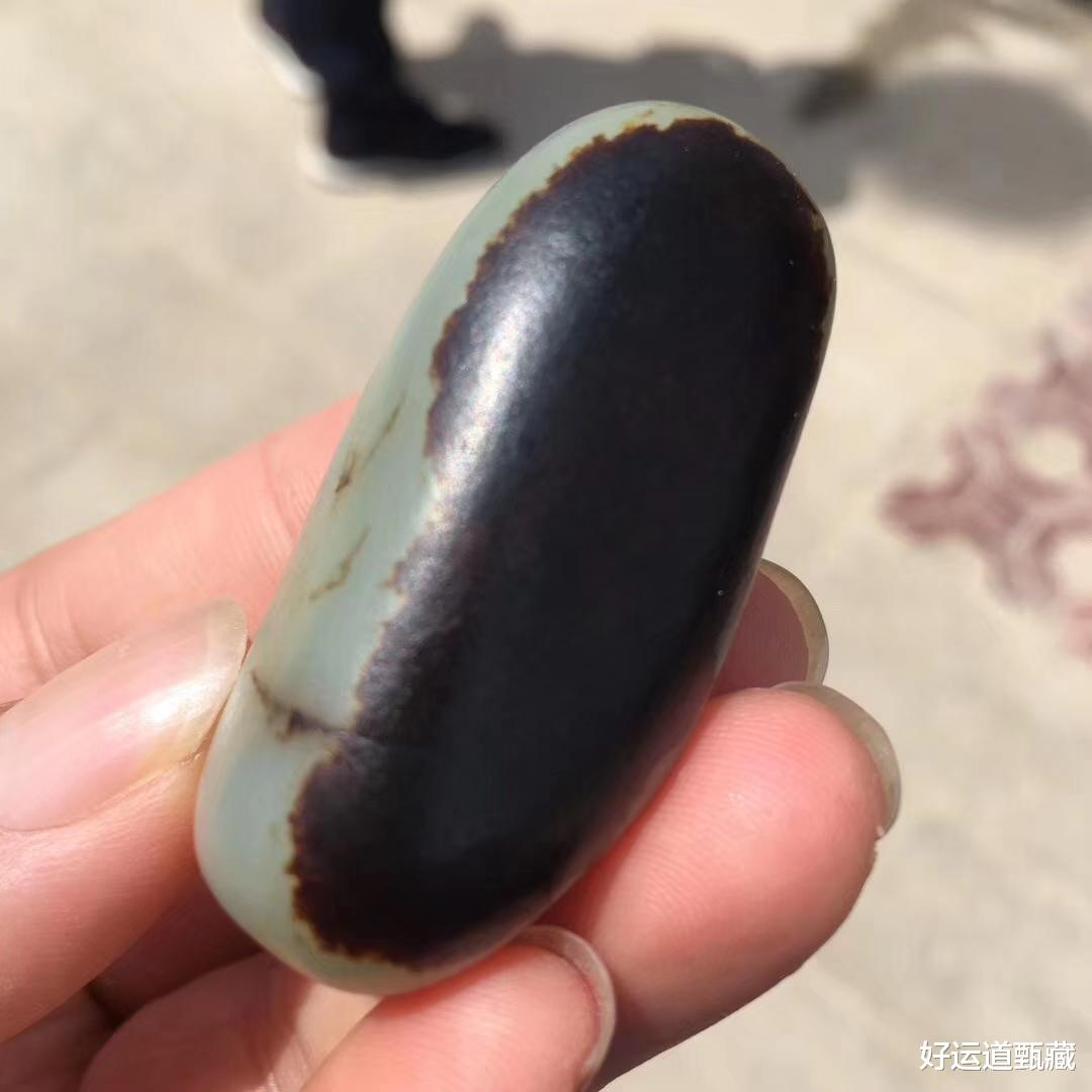 [古钱币]和田玉籽料之中的至尊宝，它就是黑皮籽料