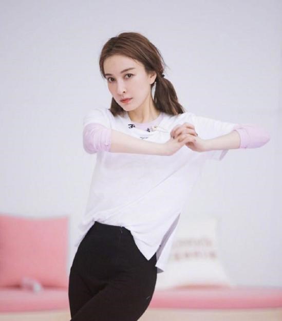 吴昕|张雨绮首轮公演，一身荧光绿超嫩太甜美！终于能看出比吴昕小4岁