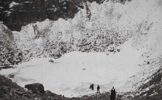 [喜马拉雅山]喜马拉雅山都开始融化了, 然而融化后却显露出的东西, 竟让人紧张