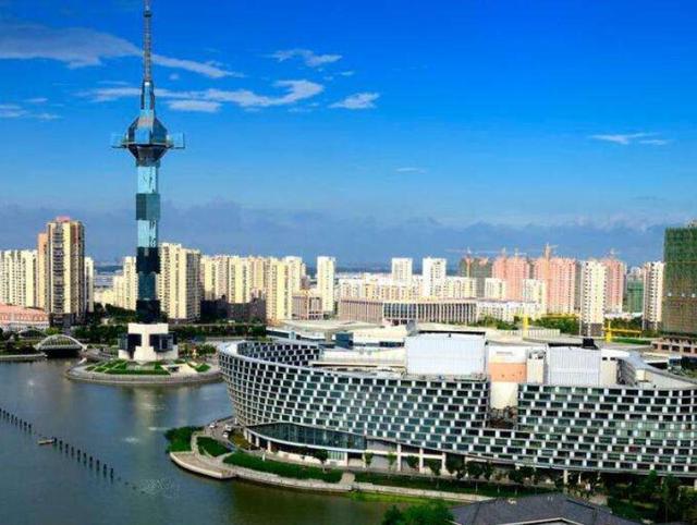 盐城■我国唯一没有山的城市，最高海拔仅8.5米，老人们一辈子没见过山