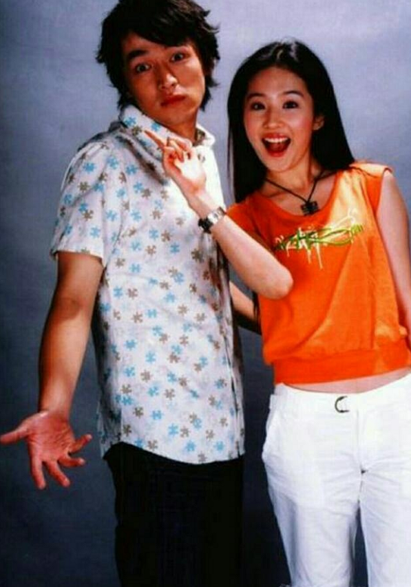 刘亦菲早年和胡歌的广告照流出，无任何特效下，看出两人真实颜值