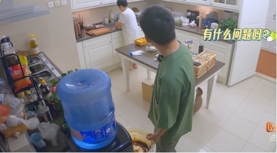 杨迪|杨迪开30万的车逛菜场，用矿泉水炖骨汤，妈妈嘱咐：不要忘记谢娜