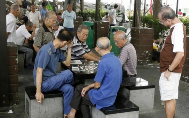 社区财经|“延迟退休”还没来，一大“好消息”先到，这类人“有福了”