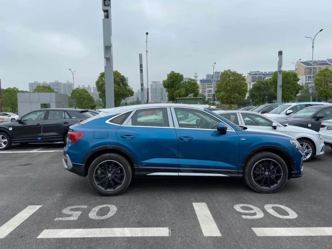 「大众帕萨特」轿跑车身+科技座舱，预计本月上市，奥迪Q3轿跑优点在哪里？