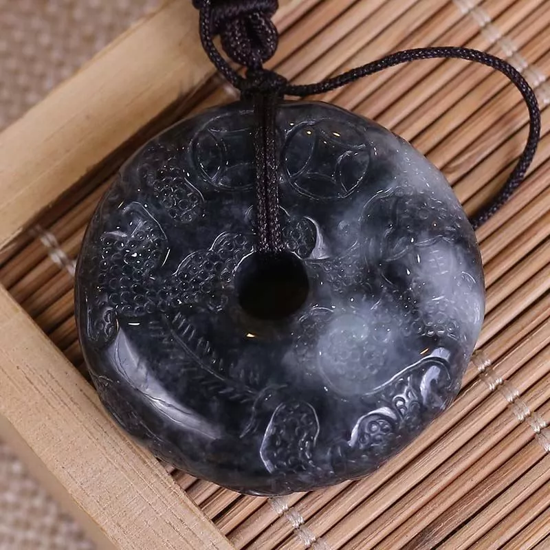 翡翠▲黑色的翡翠就是墨翠？答案可能跟你想的不太一样