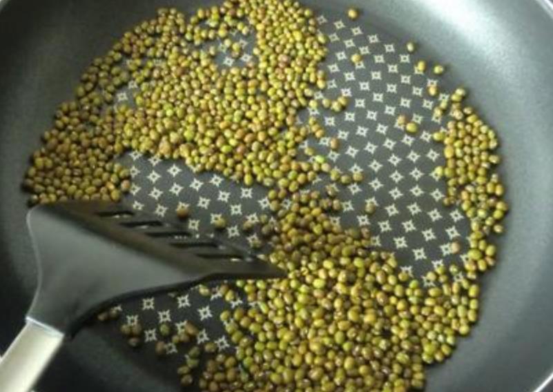 绿豆汤■夏天煮绿豆汤时，掌握一个小技巧，10分钟绿豆煮开花，起沙还好喝