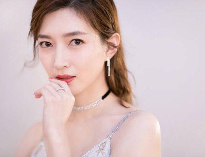 江疏影■江疏影素颜出镜忘开美颜，33岁真实皮肤状态，不得不佩服胡歌眼光