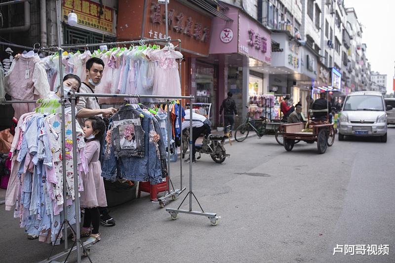 【自媒体】200块摆地摊创业，结合自媒体，做得好，月赚2万很轻松！