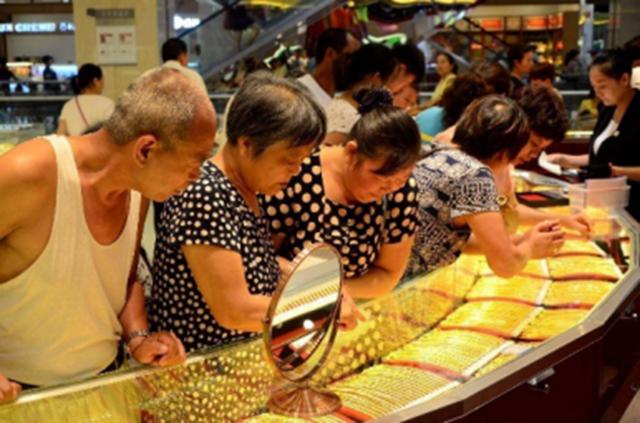 神鸟知讯资讯站|\＂假发都抢走了！\＂商家扮不倒翁派送礼品，被大妈集体按倒哄抢