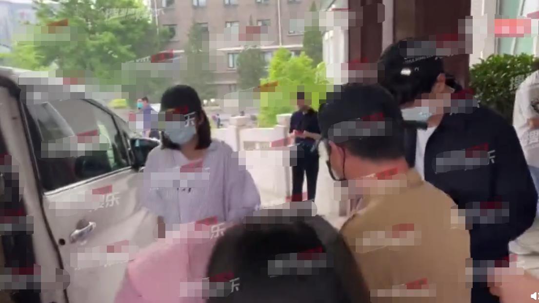 【张若昀】唐艺昕产女后出院身材纤细状态好，张若昀推婴儿车小心翼翼显紧张