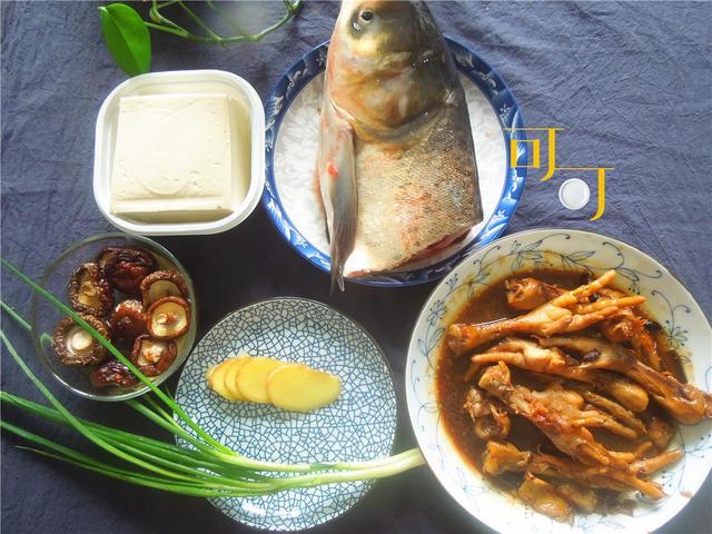 红烧鸡爪▲早春时节,忽冷忽热,煮一大锅鱼头豆腐烧鸡爪,够一家人吃一顿