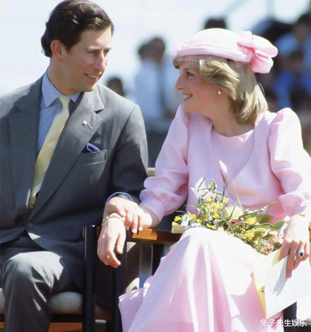 「戴安娜」戴安娜初见查尔斯就被吻、被碰、被摸!只因她一句:你很孤独吧