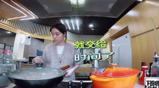 明星素颜|欧阳娜娜做饭时被水蒸气脱妆，看清她的素颜，我信了陈伟霆的眼光