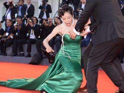 李玉刚|红毯上“丑态百出”的几位明星：李玉刚被保安驱赶，她给中国女演员丢脸！