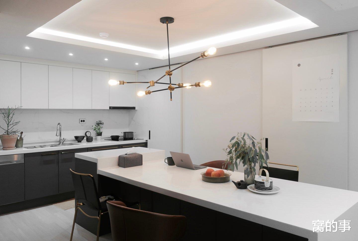 『设计师』这位70后女主，坚持把房子装成黑白灰格调，全屋高级场面令人着迷