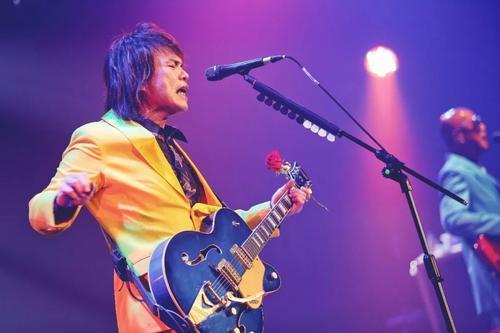 演唱会|经典音乐人：开演唱会都不用自己开口的人！全是观众在唱——伍佰