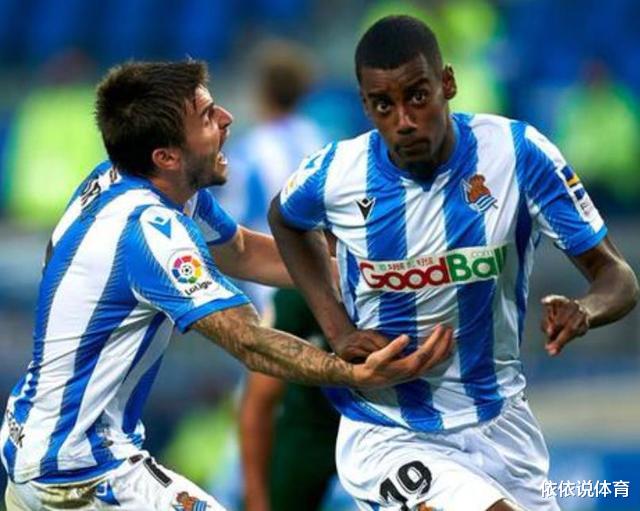 「武磊」84分钟绝杀，2-1逆转！他们团队精彩配合，武磊形单影只