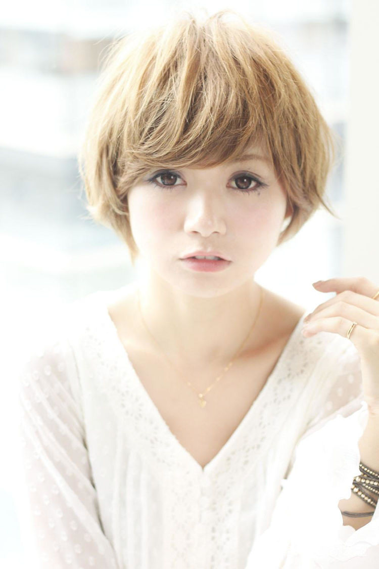 [发型]脸上有这5个特征的女生，千万别留恋“黑长直”，短发才更合适你