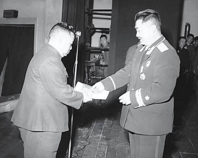 许世友|1955授衔,许世友碰钉子,林总为刘亚楼出头,最落寞“中国巴顿”