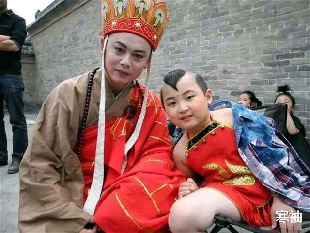 [小鸣]他4岁出门挣钱，8岁患上白血病，家长不依不挠坚持商演，终离世！