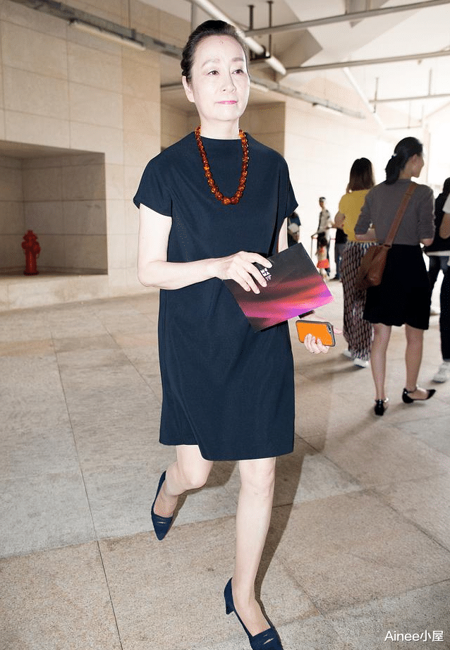 燃脂|奚美娟难得高调一回，黑色裙装配芭比粉口红，奶油腿让年轻人羡慕