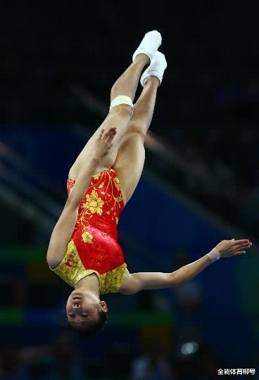[陈冠希]最美奥运冠军何雯娜，12年前夺中国蹦床第一金，奥运战袍做婚纱