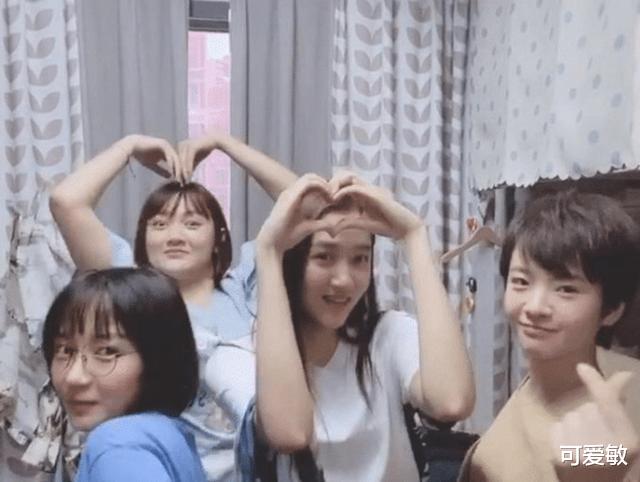 关晓彤■关晓彤晒大学室友，才发现其中还有大火的她！人气一度高过关晓彤