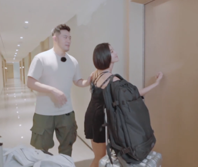 |赵奕欢给自己买三十几块的衣服,省钱给爸妈买房子,屋内装修爱了