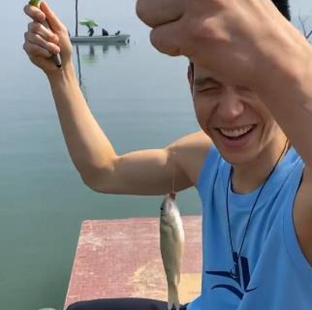 [林书豪]林书豪累到倒头就睡！亲身体验北京人生活，场外成钓鱼好手