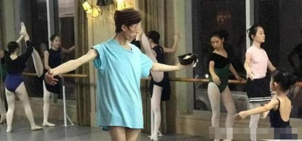 杨丽萍|他是“男版杨丽萍”,除了跳舞连衣服都不会洗,年入千万无人敢嫁