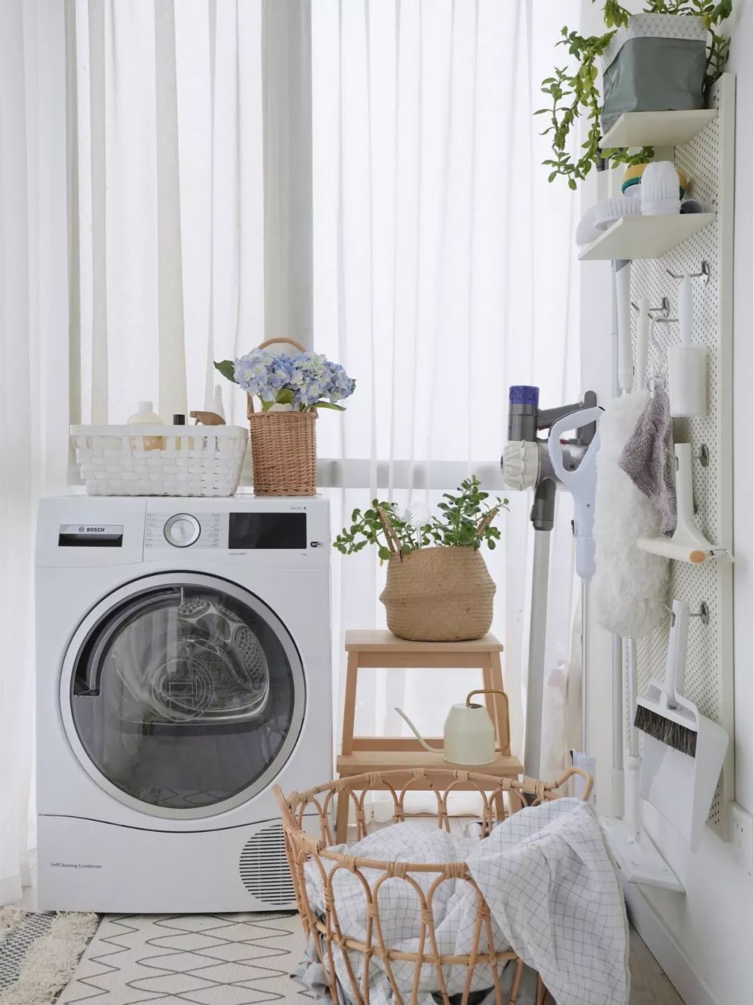 阳台位置小，洗手盆装不了，放洗衣机有余！怎么利用？