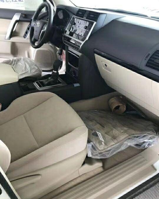 丰田普拉多|花43万买辆新款丰田霸道，打开车门后，朋友忍不住笑了！