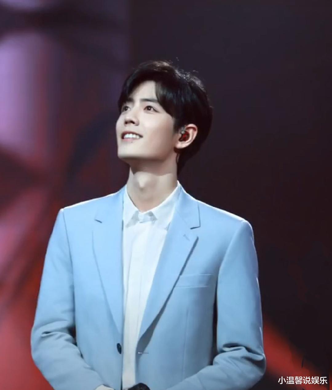 『杜淳』肖战脚疑似受伤！登台演唱《竹石》一动不动，脚上“绷带”抢镜了