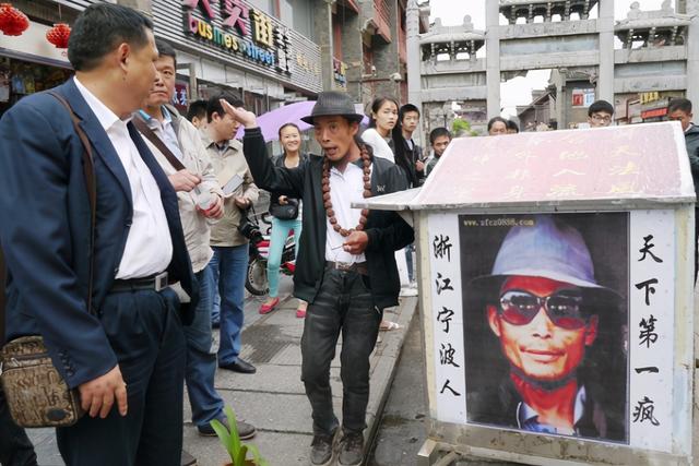 旅行|“天下第一疯”谢建光，手握150元走遍中国，流浪36年后客死他乡