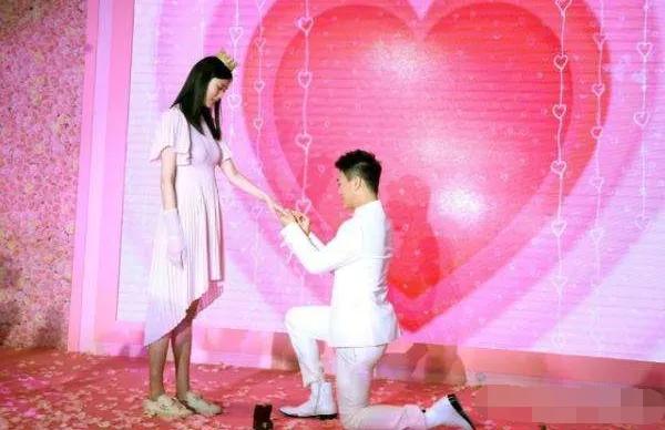 「何鸿燊」赌王何鸿燊家族之“多人运动 ”