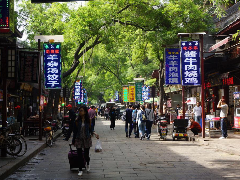 回民街▲五一长假最惨景点，以前不过节都人山人海，现在求人来都不来