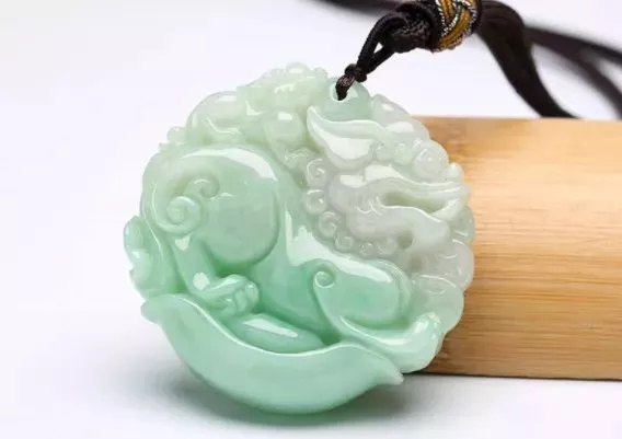 「翡翠」翡翠切工有多重要？只要切得对，价格翻十倍！