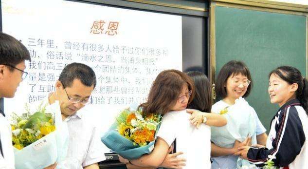 ▲高考前最后一课，难离舍，泪阑珊