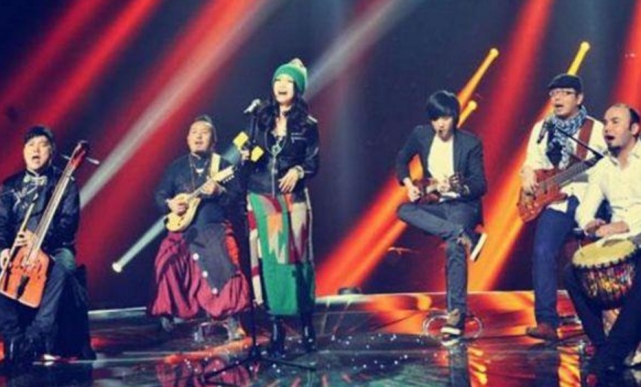 「春晚」26岁北漂睡仓库，4次上春晚，曾与恩师同床共枕，现单身没人敢追