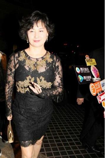 林青霞|林青霞送别赌王出殡,黑衣素颜以表尊敬,白发明显但气场强大