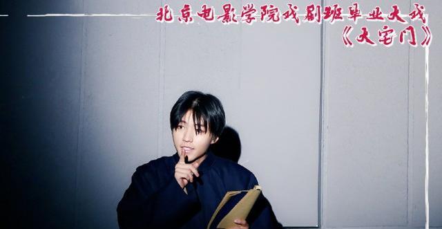 南风轻轻说 王俊凯化妆间抽屉里发现了烟盒,如果不仔细看,真的差点就信了